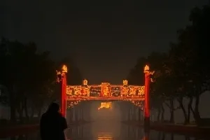 长夜将尽时封面，天边泛白前的最后一盏路灯